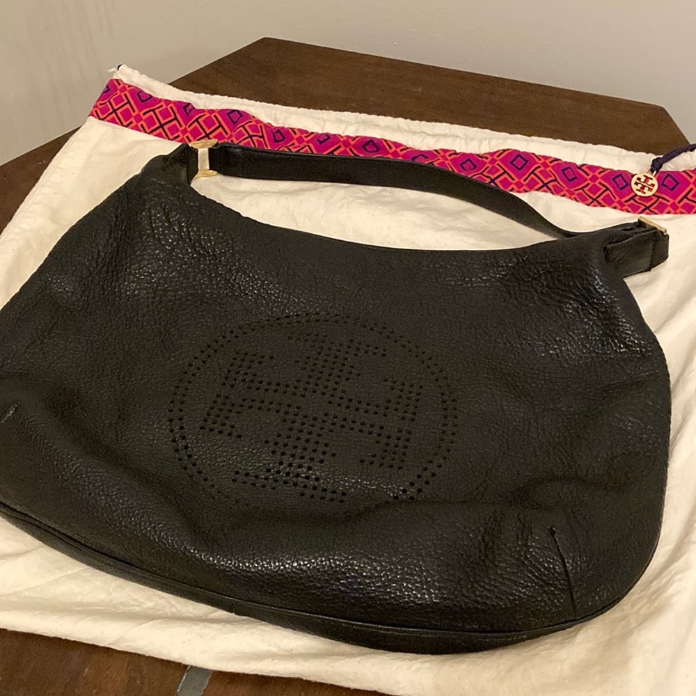 TORY BURCH Authentic HOBO BAG - barely used! Timeless and elegant!